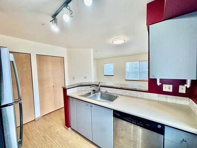 Building Photo - Studio for rent in the heart of Capitol Hill!!!!!!