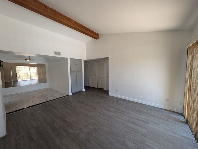 Building Photo - 2 Bedroom Condo Unit in the Papago Park Vi...