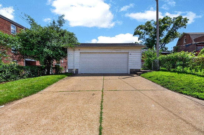Building Photo - 905 Russell Blvd