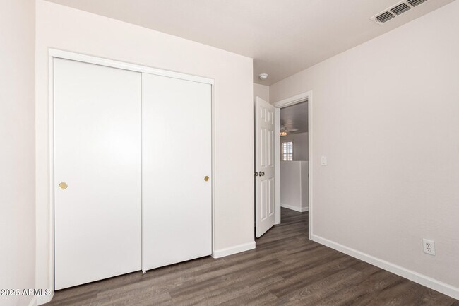 Building Photo - 11529 W Paradise Dr
