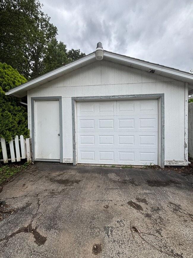 Building Photo - Rent this 3 Bedroom 1 Bath beautiful House...