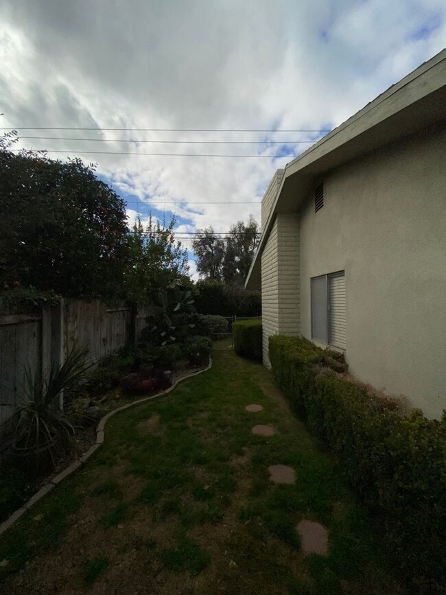 Building Photo - 55 and OLDER KERN CITY 2 BED UPDATED HOME