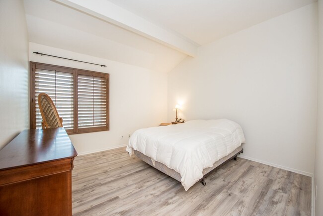 Building Photo - Corsica Villas: Upper 2 Bedroom 1 Bath Condo