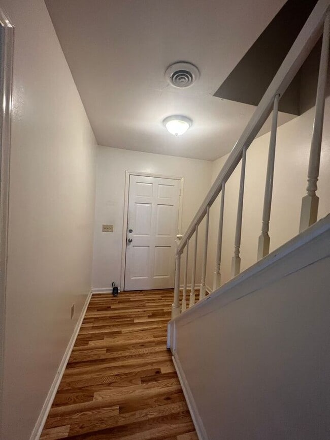 Building Photo - 6-7 month lease term!!! Popular town home ...