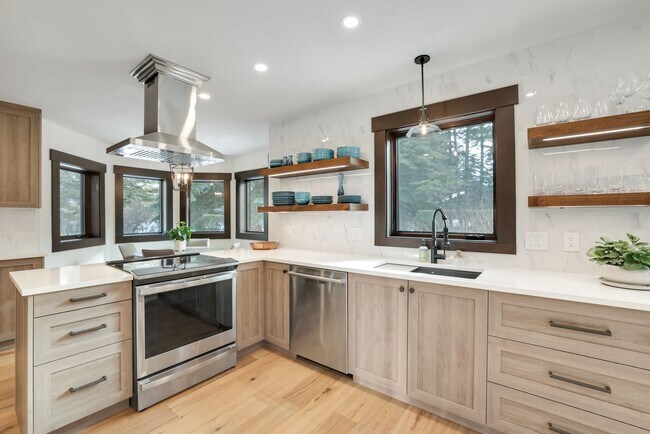 Building Photo - Luxury 3 bedoom/2.5 bathroom Home w/ Hot Tub