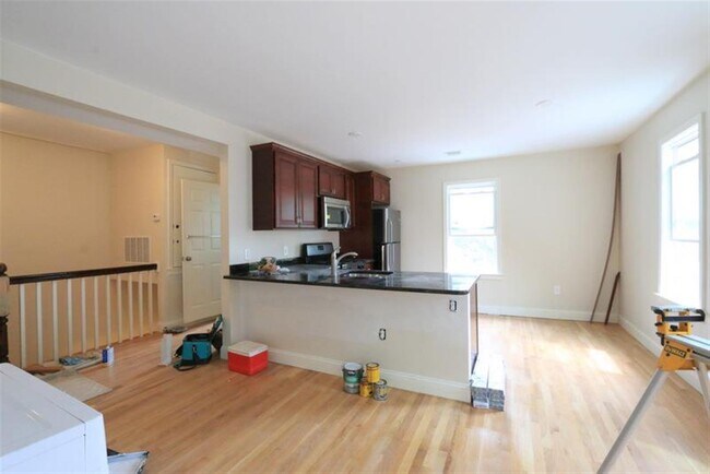 Building Photo - 32 Fellsway W