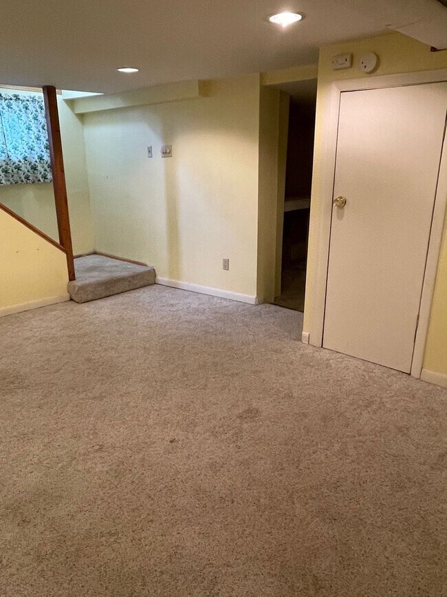 Building Photo - 2 Bed, 1 Bath- Single Family For Rent in t...