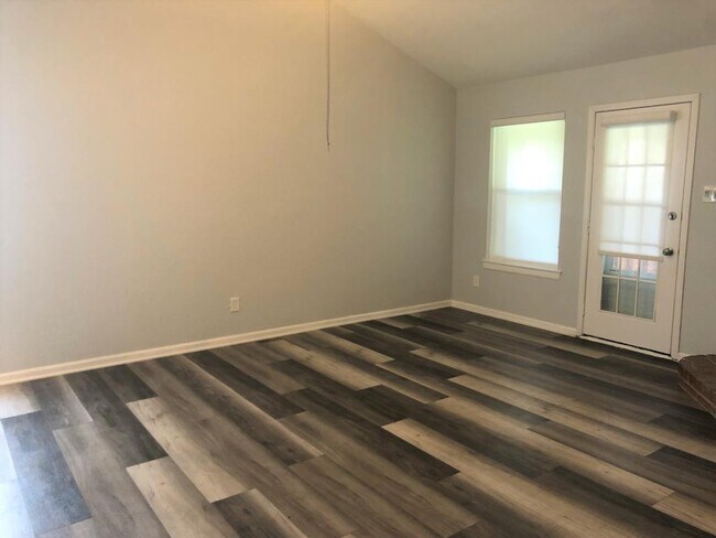 Building Photo - 814 N Riverside Dr