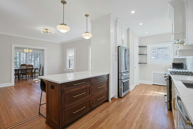 Building Photo - 10 Robins Rd