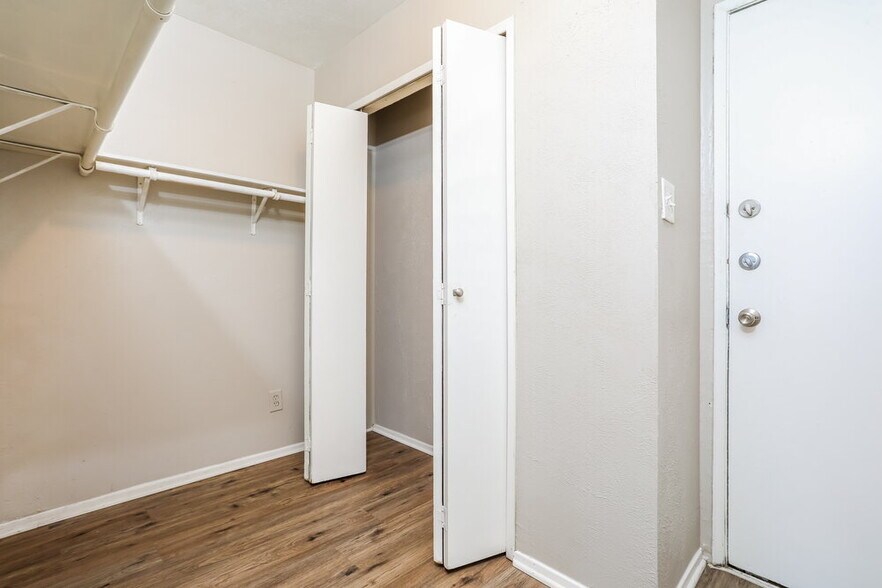 Building Photo - 4141 Yellowleaf Dr