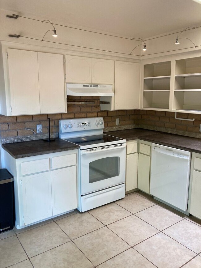 Building Photo - Lovely West Sedona home with large fenced ...