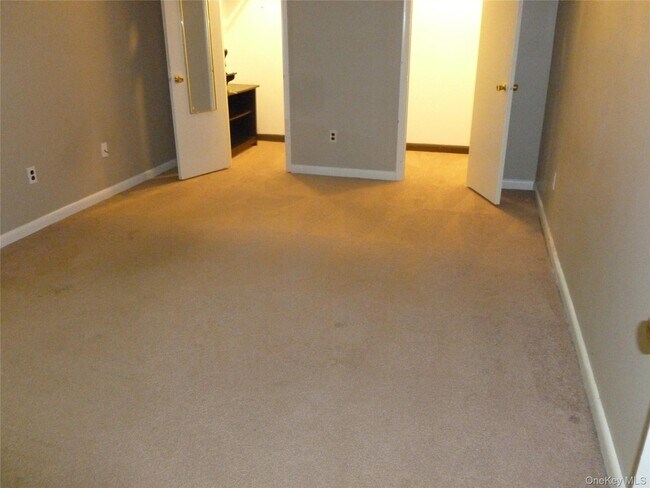 Building Photo - 15 Club House Dr