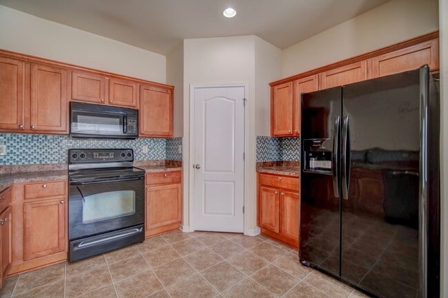 Building Photo - 4 BR/2 BA, 1 Car Garage, Charming Home in ...