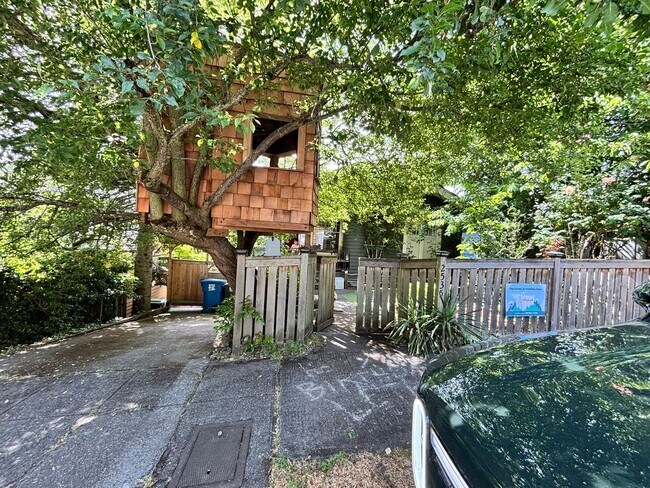 Building Photo - 4Bd/2.75Ba Seattle Home