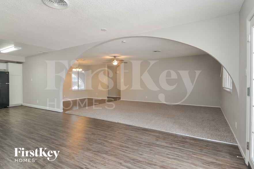 Building Photo - 4071 Oakhill Ave