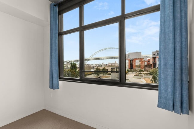 Building Photo - 1830 NW Riverscape St