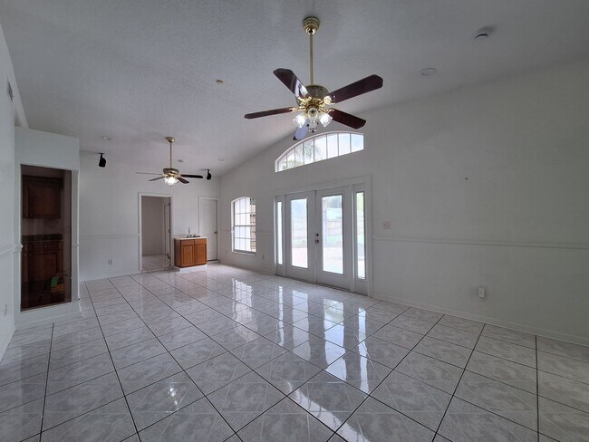 Building Photo - Spacious 4-Bed, 3-Bath Belle Isle Home wit...