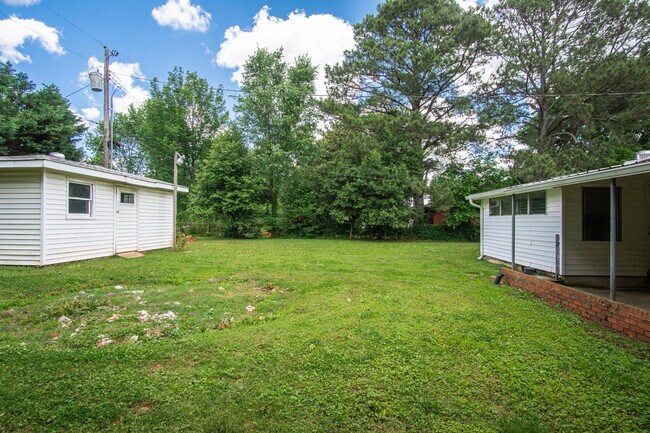 Building Photo - 1005 Woodbine Rd