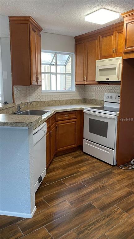 Building Photo - 1940 Lake Atriums Cir