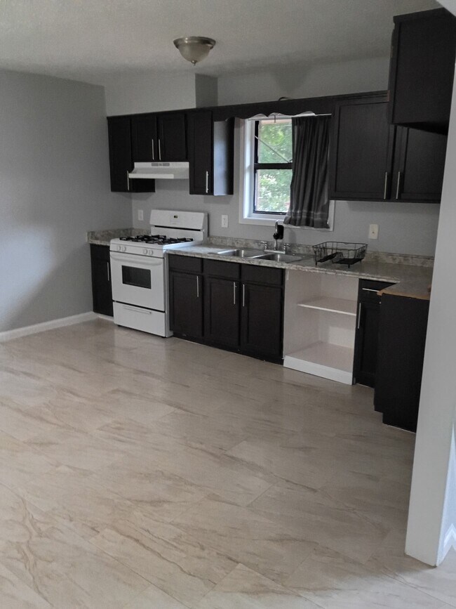 Building Photo - 152 Forest Pl