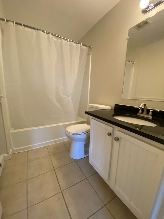 Building Photo - 2 Bedroom Apartment for Rent in Rochester, NH!