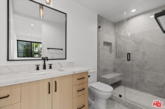 Building Photo - 4825 Satsuma Ave