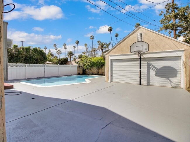 Building Photo - 203 S Stanley Dr