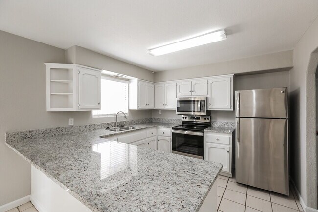 Building Photo - 5233 W Cypress St