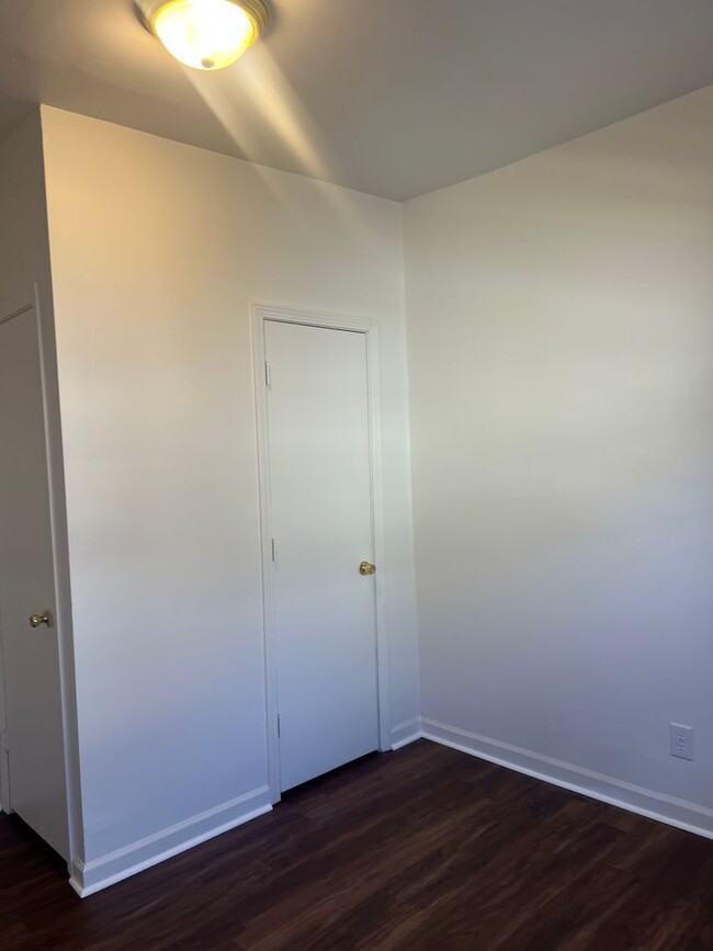 Building Photo - 1 month free with 13 month lease- East Nas...