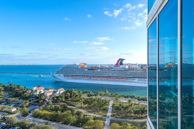 Building Photo - 300 South Pointe Dr