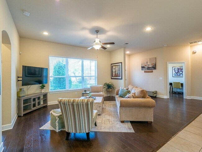 Building Photo - 5605 Roosevelt Ave