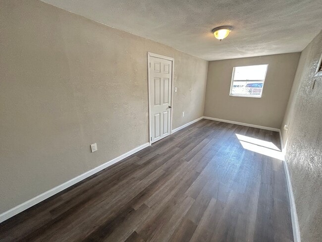 Building Photo - Updated 1 Bed 1 Bath Unit in Super Convenient Location!