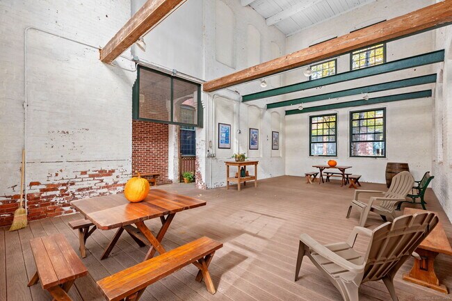 Building Photo - 25 Grand St