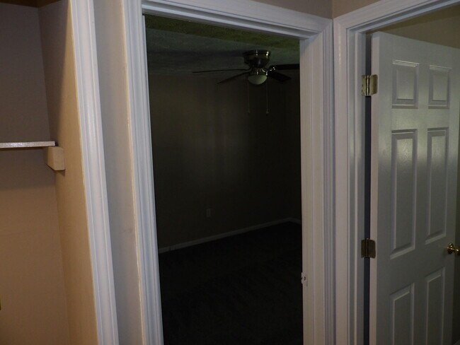 Building Photo - 248 Meadowview Dr