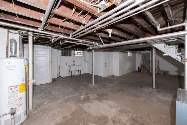 Building Photo - Beautifully updated Tudor style duplex. Upper unit. Large rooms. 2 balconies, private entry. Fenc...