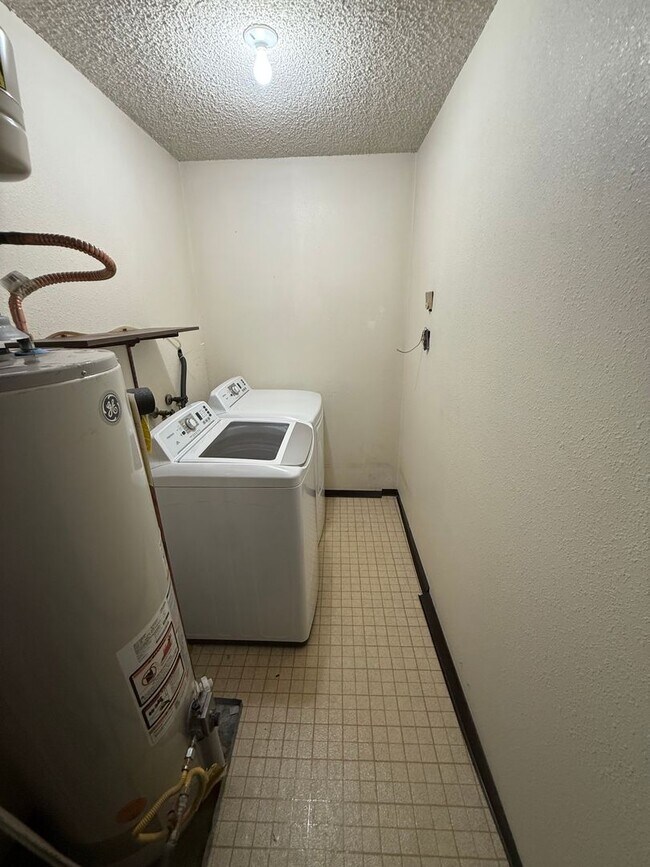 Building Photo - 1410 Crete Ct