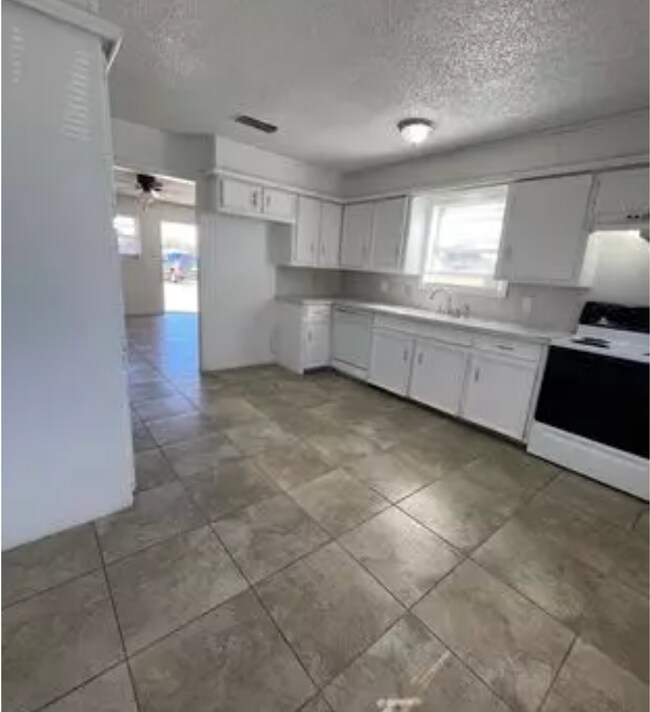 Building Photo - Centrally located 2BR/1BA | Updated | Water Included | $0 Application Fee | September Special