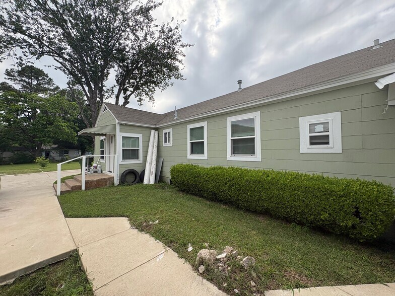 Building Photo - 1618 Bruce Dr