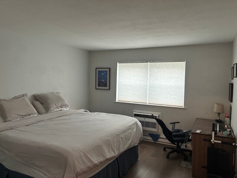 large bedroom - 300 7th Ave