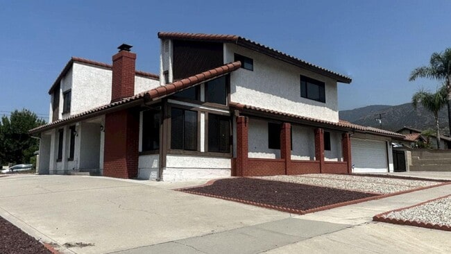Building Photo - Custom Built 5 Bedroom 3 Bathroom Home in ...