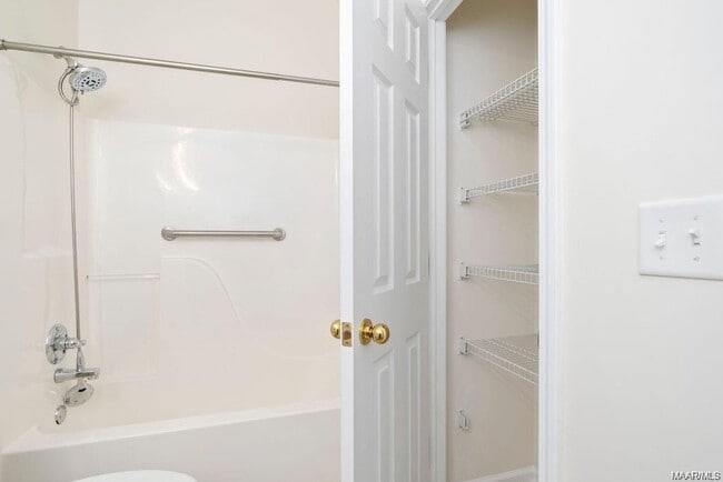 Building Photo - 3412 Crestwood Ln