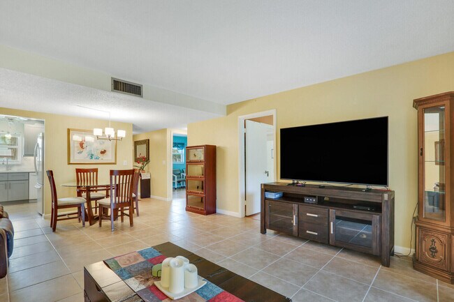 Building Photo - 18081 SE Country Club Dr