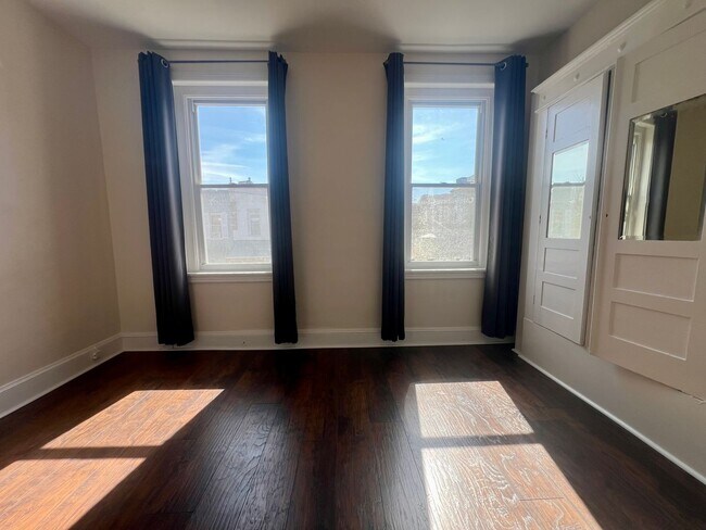 Building Photo - Stunning 3-Bedroom Townhome by LaSalle! Available NOW!