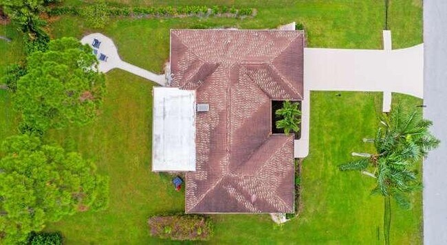 Building Photo - 2413 SE Wishbone Rd