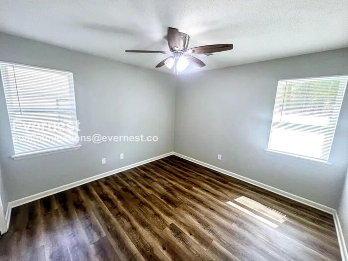 Building Photo - 605 Blaine Dr SW