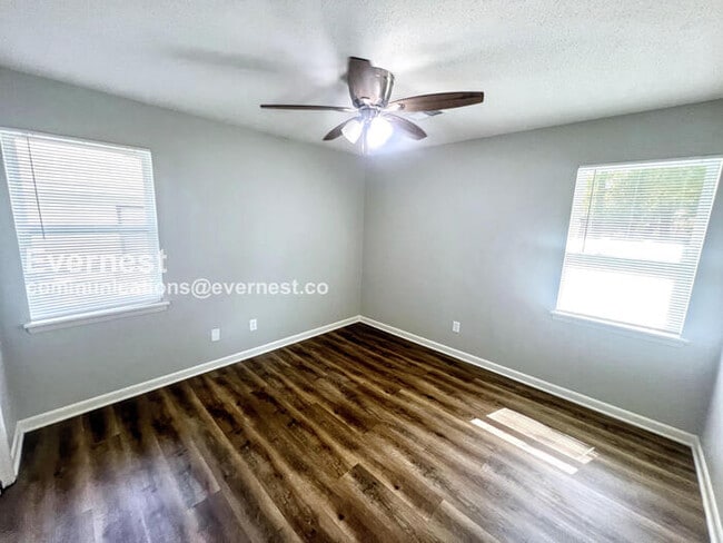 Building Photo - 605 Blaine Dr SW