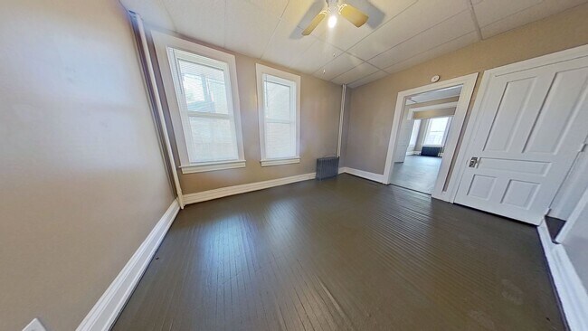 Building Photo - Charming First Floor Apartment