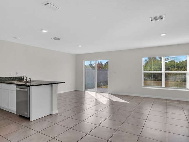 Building Photo - Beautiful 4 bedroom 2 bathroom Single Family House! Like new!