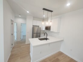 Building Photo - 10940 Oxnard St