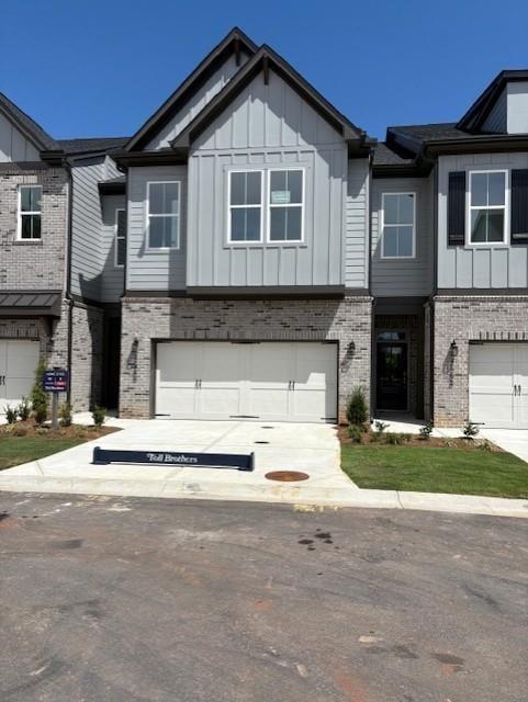 Building Photo - 2560 Silver Star Dr NE